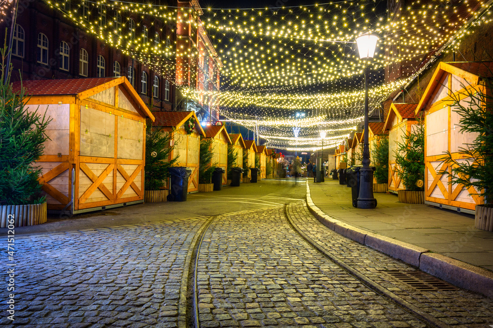 波兰格但斯克老城夜晚的美丽圣诞集市