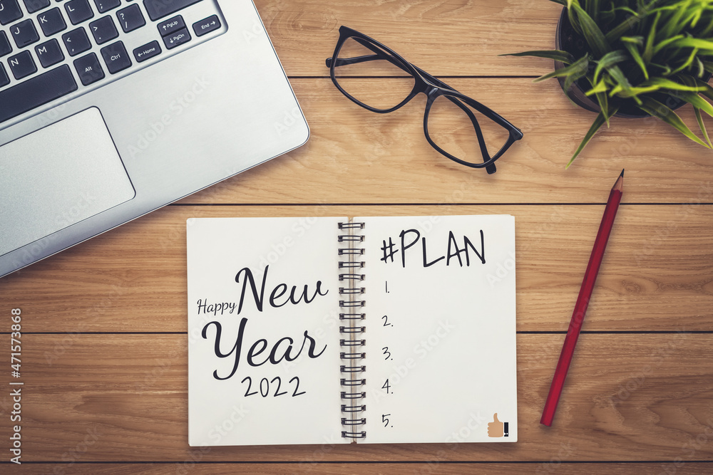 2022年新年快乐决心目标清单和计划设置-带笔记本的商务办公桌