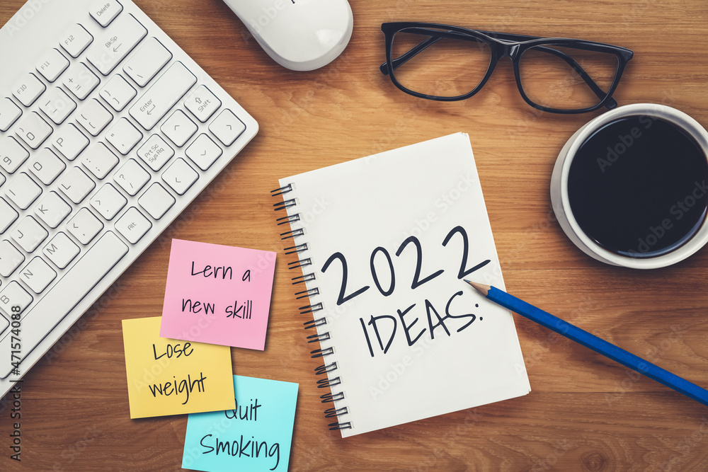 2022新年快乐决心目标清单和计划设置-带笔记本的商务办公桌
