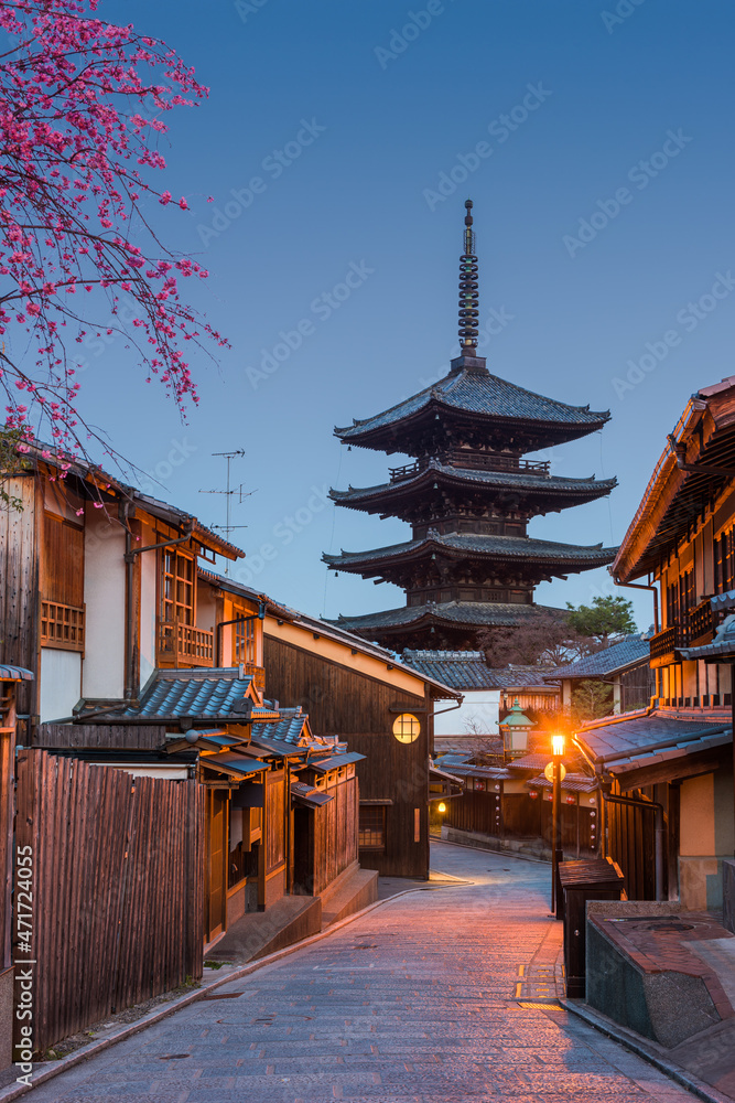 日本京都，黄昏的宝塔和街道