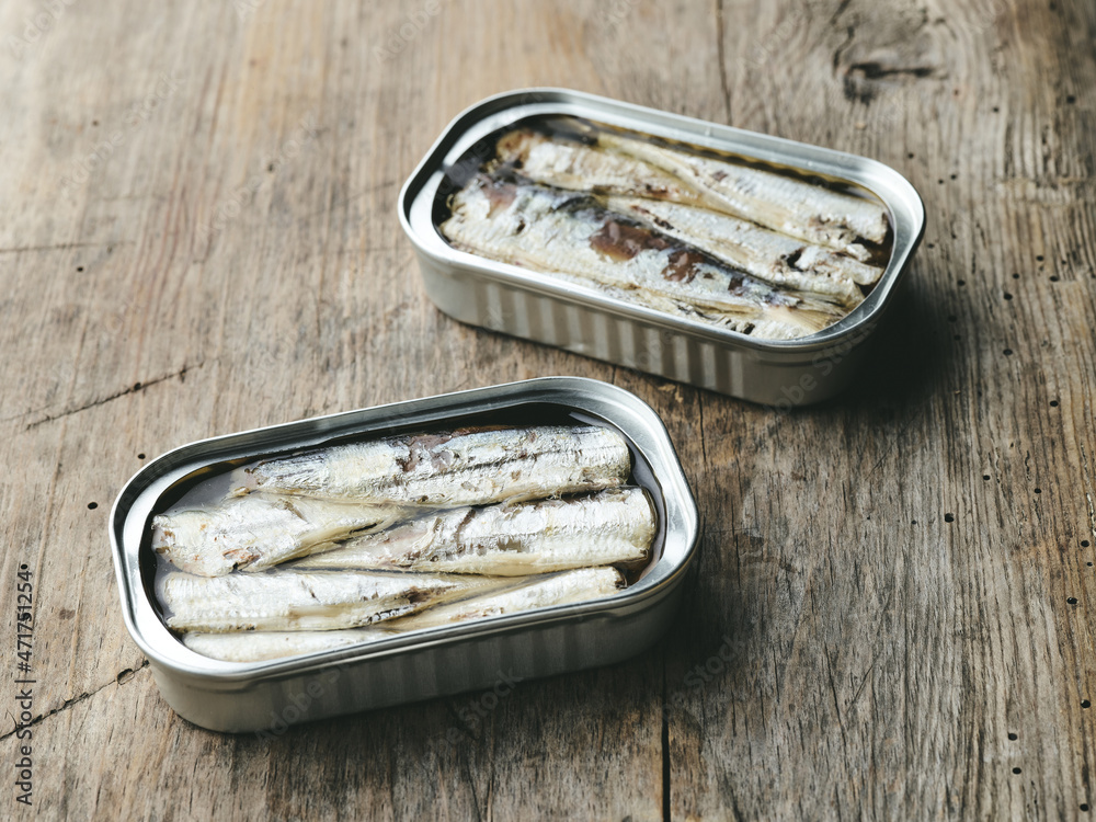 open sardines cans