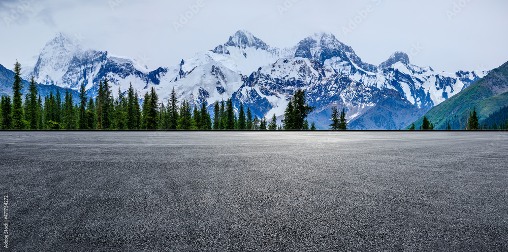 空旷的道路和雪山自然背景