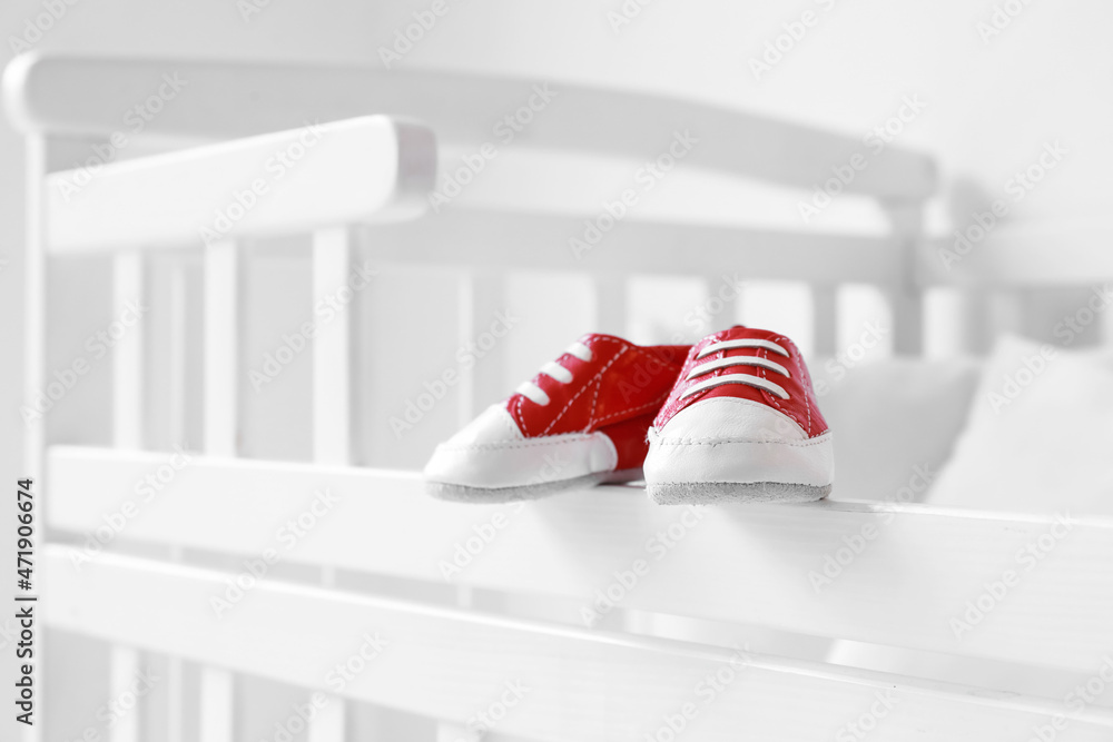 白色婴儿床上的可爱婴儿鞋