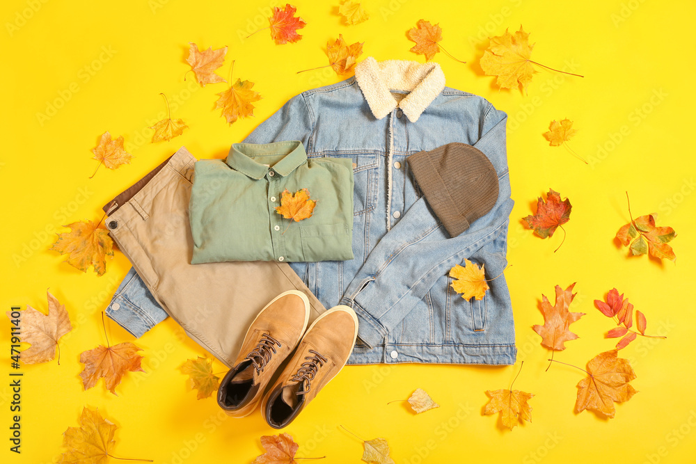 彩色背景牛仔夹克、裤子、衬衫、帽子、鞋子和秋叶