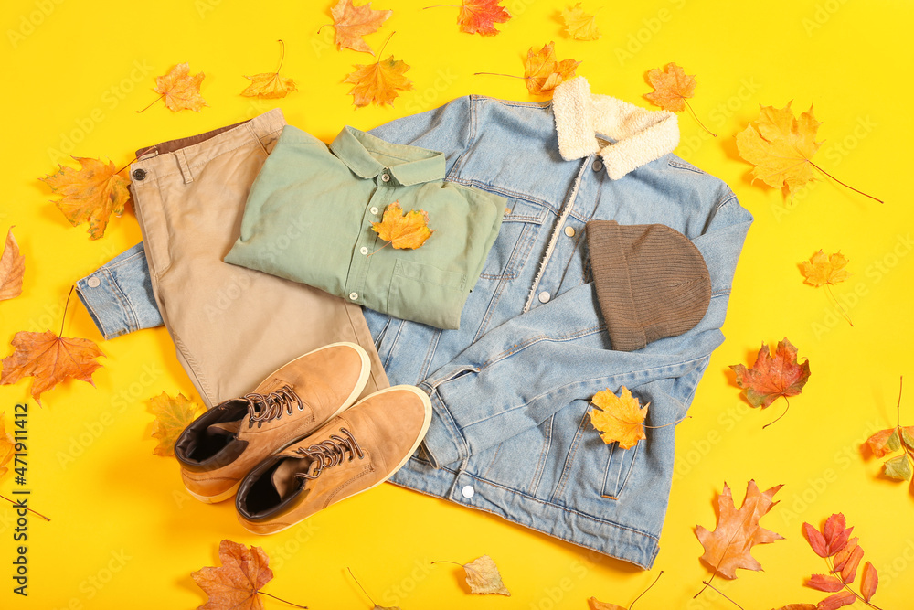 彩色背景牛仔夹克、帽子、裤子、衬衫、鞋子和秋叶