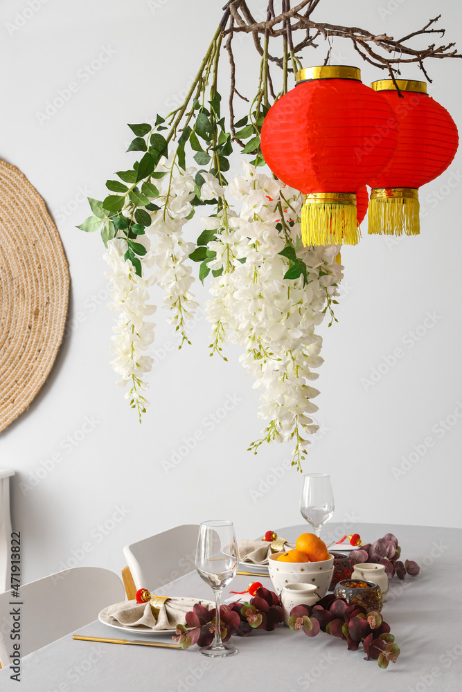 房间里中国新年庆祝活动的美丽餐桌设置