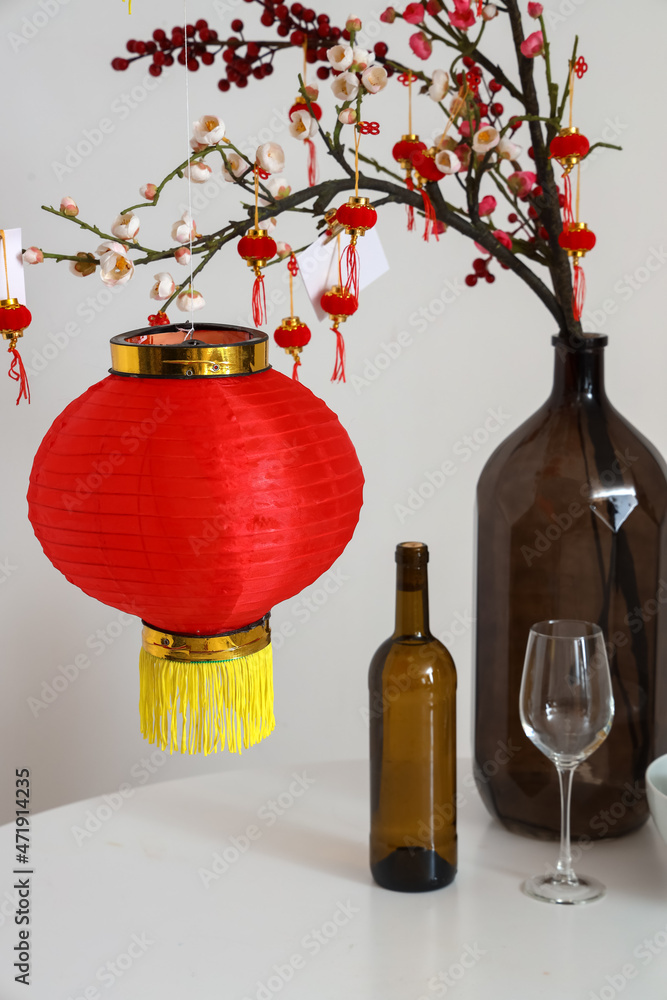 餐桌上摆放着中国新年庆祝活动的精美装饰和房间里的葡萄酒