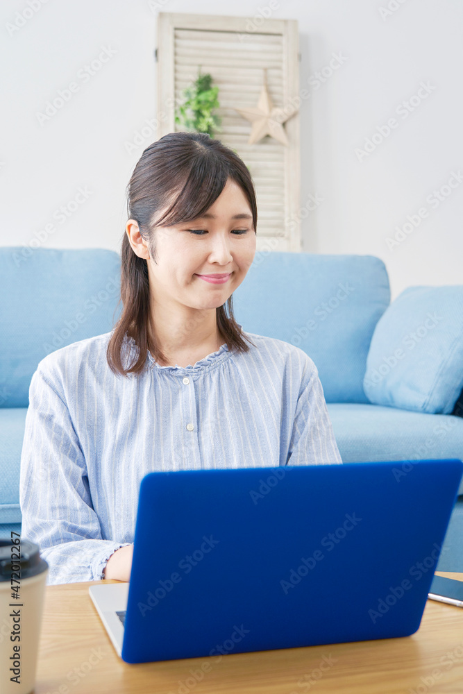 女性　パソコン　リビング