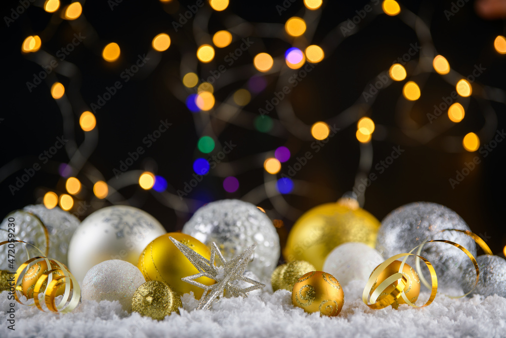 金色和银色的圣诞装饰，深色背景，浅色