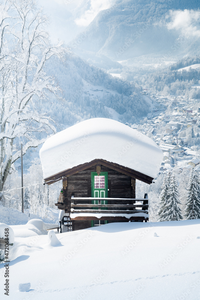冬天在阿尔卑斯山的小屋里下雪