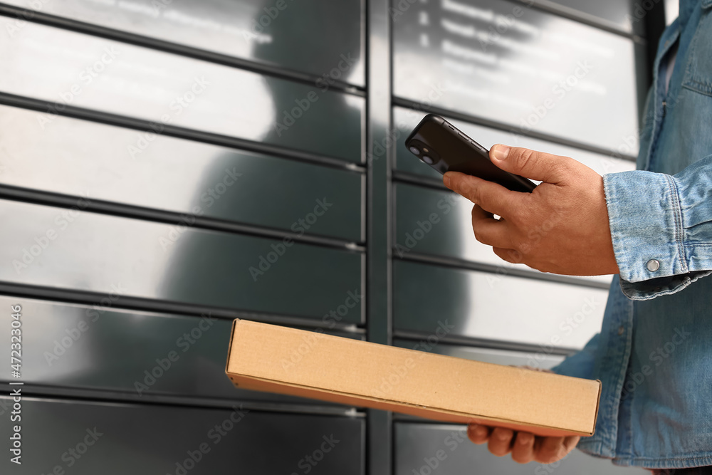 客户使用自动化自助式邮局终端机