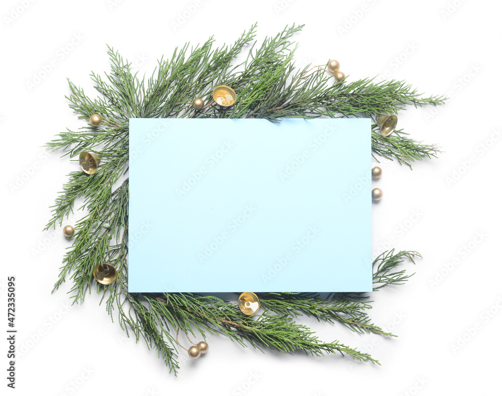 白底空白卡片、针叶树枝和圣诞钟声组成