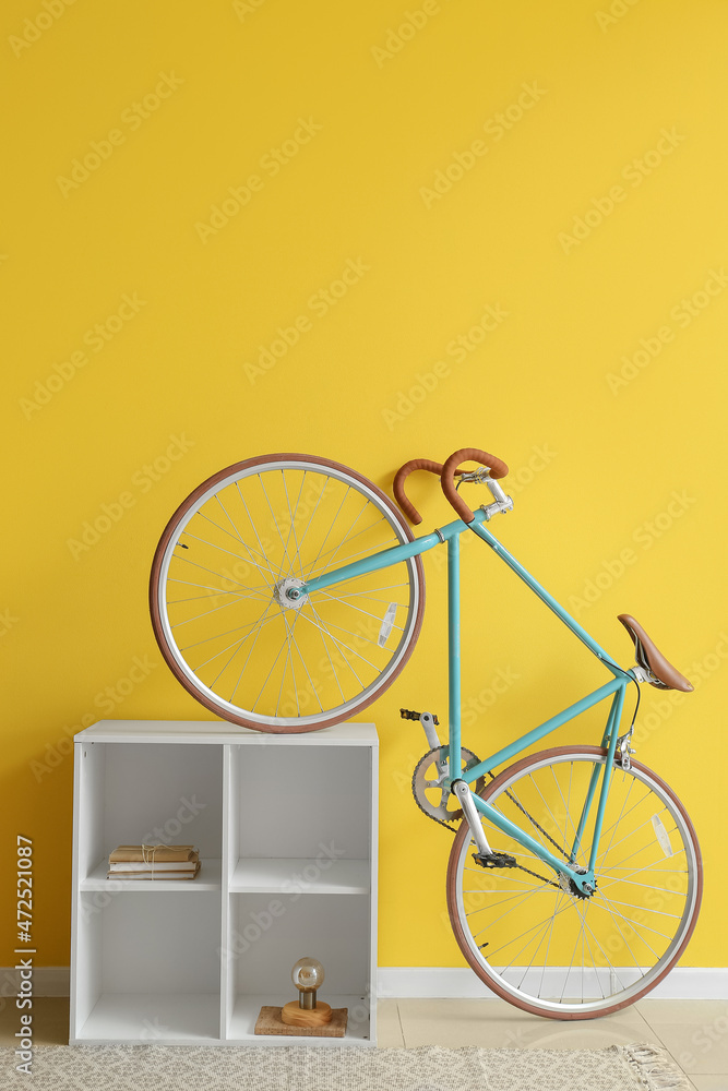 黄墙附近的现代自行车和搁架单元