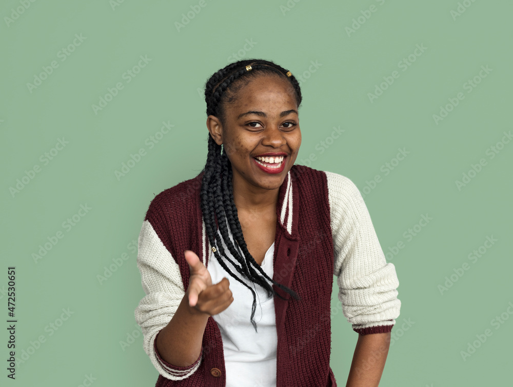 年轻黑人女孩欢快的手势肖像