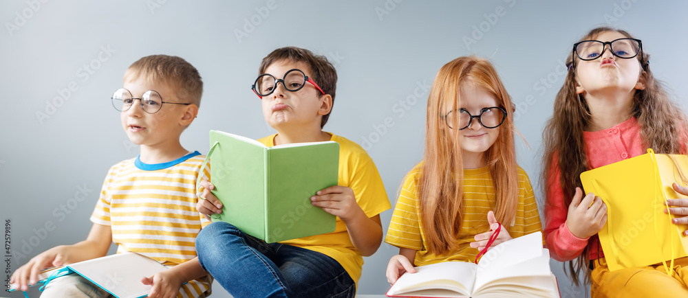 一群孩子坐在室内看书。