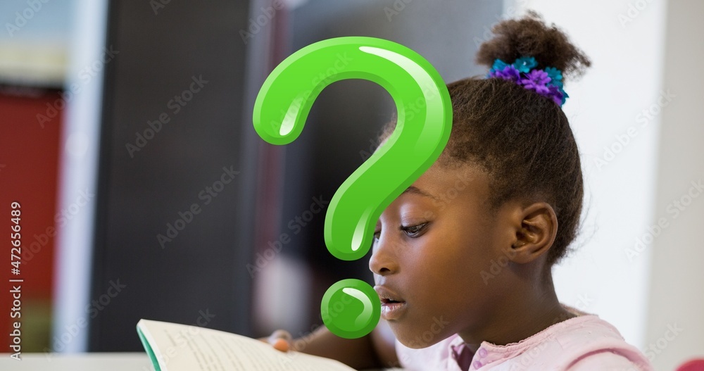 绿色问号对困惑的女学生在课堂上看书的数字合成