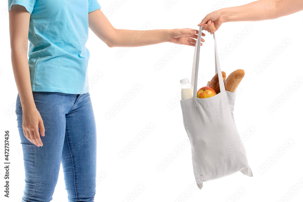 年轻女子拿着白色背景的食品和饮料环保袋