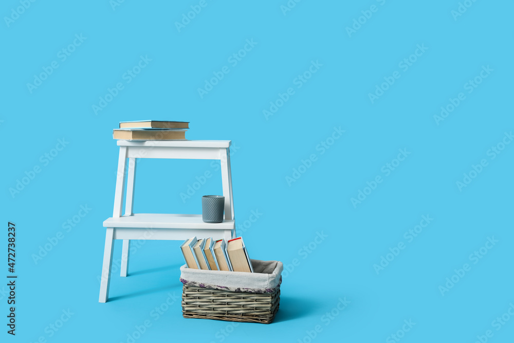 白色脚凳和篮子，蓝底书