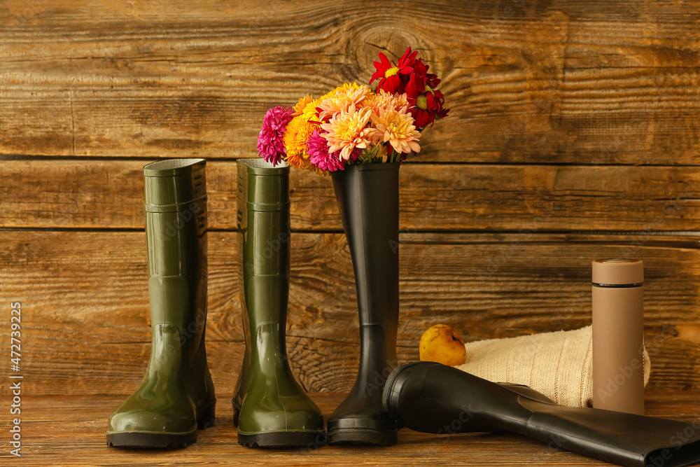木底橡胶靴、鲜花和保温瓶