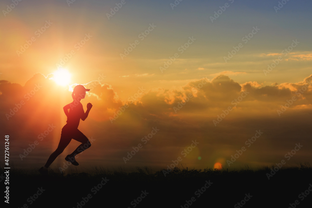 山谷里美丽的日落下独自奔跑的女人。夏季运动和健康理念。