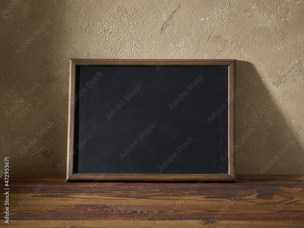 桌子上木框架里的黑板