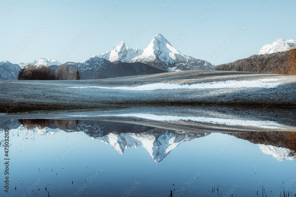 德国巴伐利亚州Berchtesgadener地区的Watzmann山峰倒影在湖中