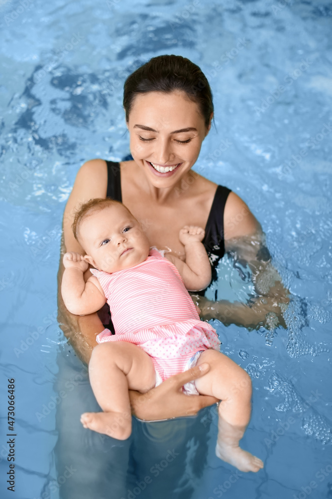 可爱的宝宝和妈妈在游泳池