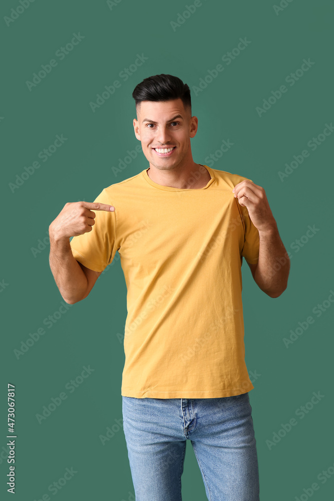 英俊的年轻人穿着时尚的彩色背景t恤