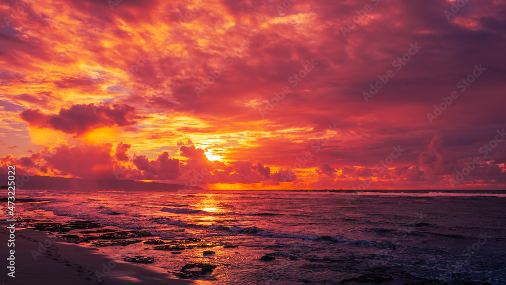 夏威夷瓦胡岛北岸日落海滩上的日出