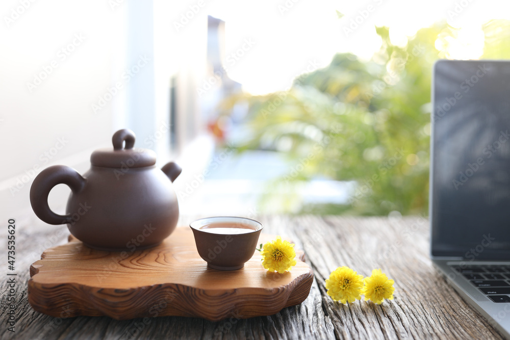 黄菊花茶壶和小杯子