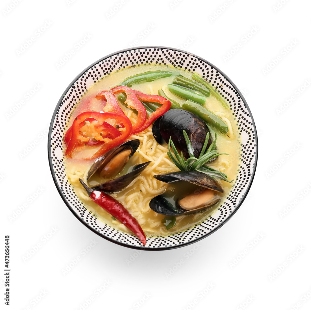 一碗美味的白底泰国汤