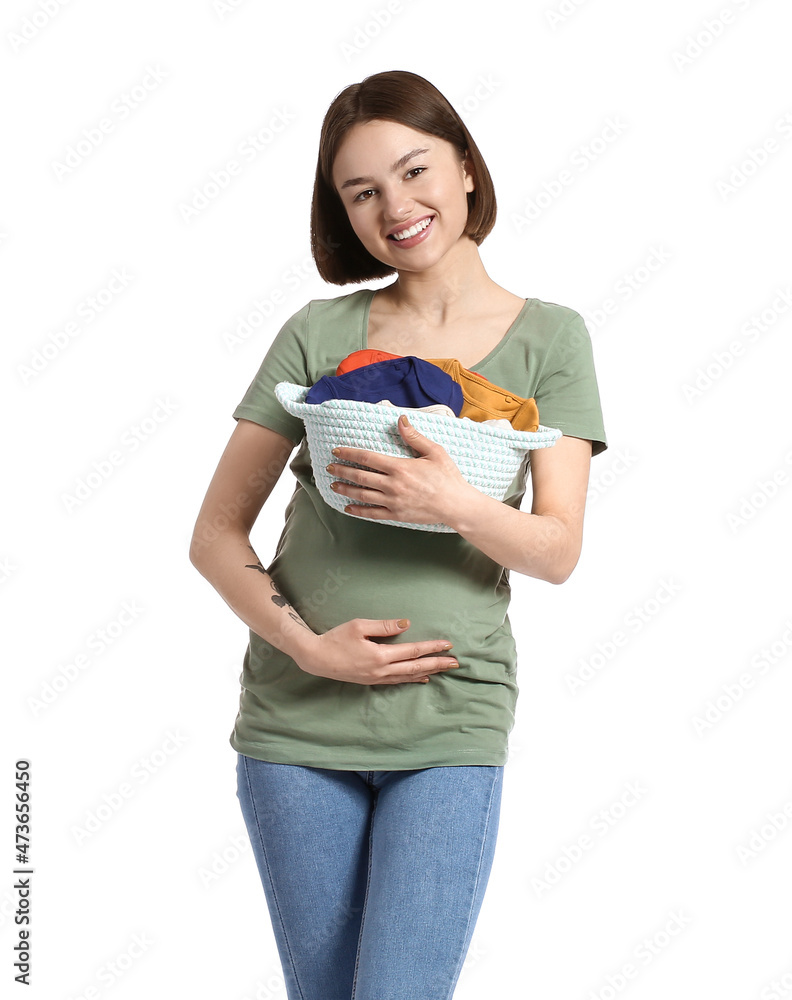 年轻孕妇拿着篮子，白色背景是婴儿衣服
