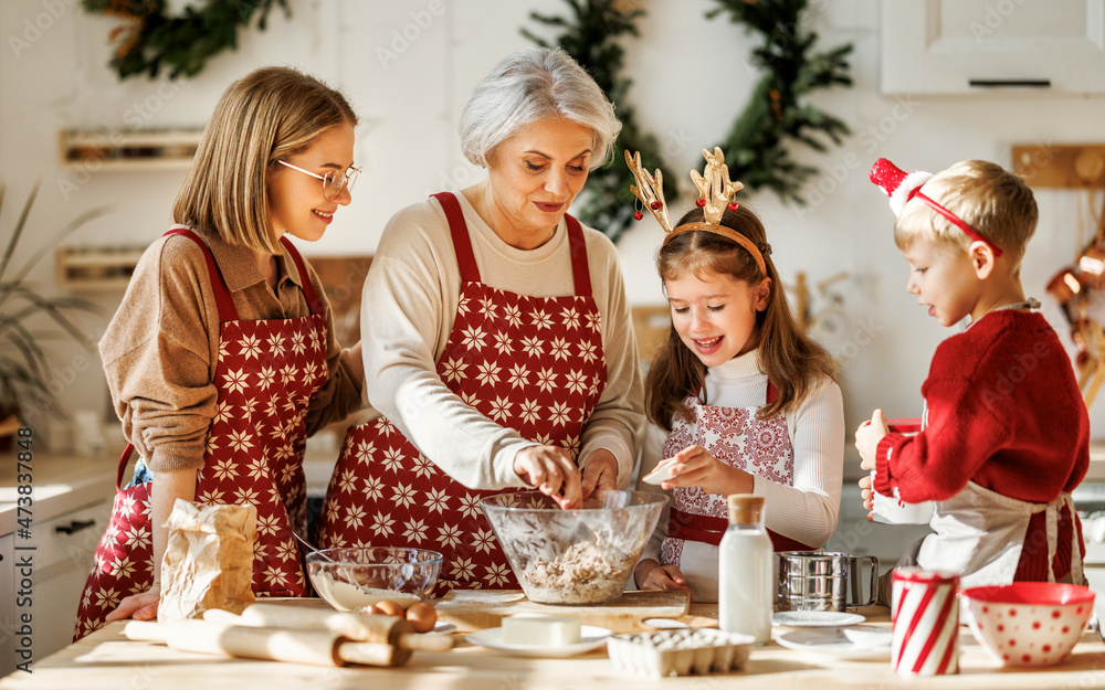 圣诞节快乐家庭，孩子们在舒适的家庭厨房一起做饭