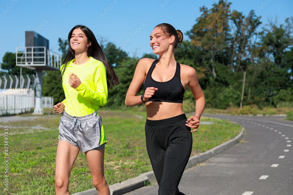 运动型年轻女性户外慢跑