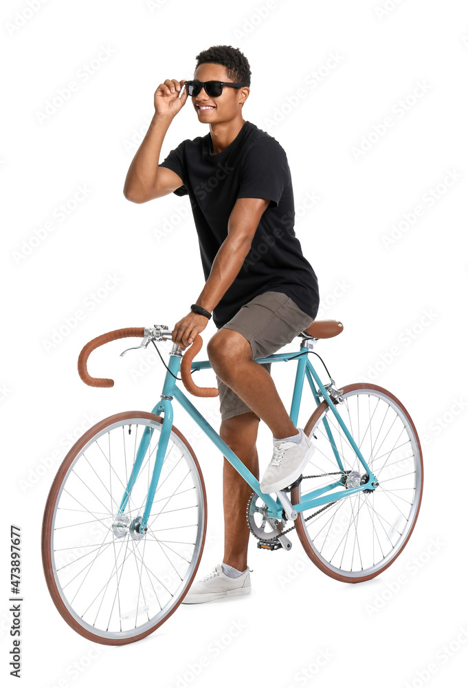 戴着墨镜的非裔美国少年，白底自行车