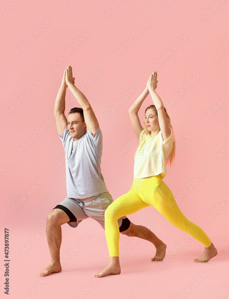 彩色背景下练习瑜伽的运动情侣