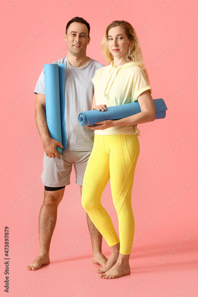 彩色背景瑜伽垫的运动情侣