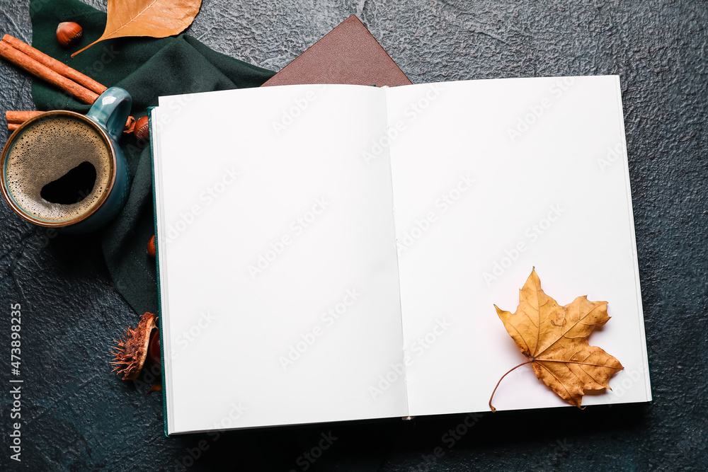 打开的书有空白页，一杯咖啡和深色背景的秋季装饰