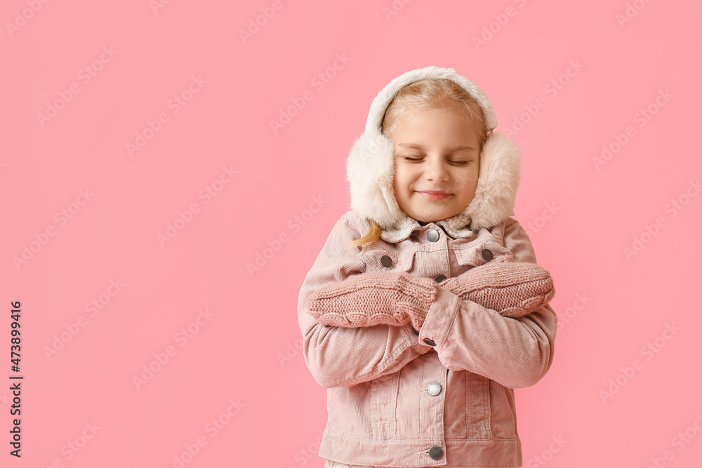 彩色背景上穿着时尚冬装的小女孩