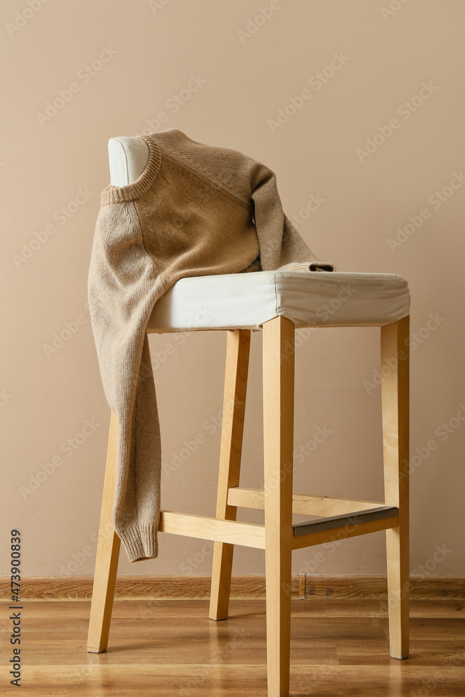 房间椅子上的时尚冬季毛衣