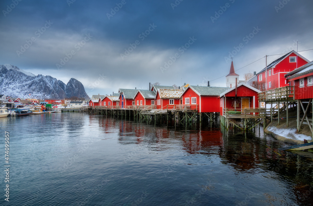 阴天美丽的红色罗布。挪威罗弗滕群岛的渔村。冬季景观。