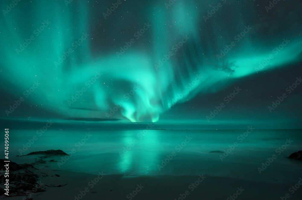 海上北极光。挪威罗弗敦群岛的北极光。带极地光的星空