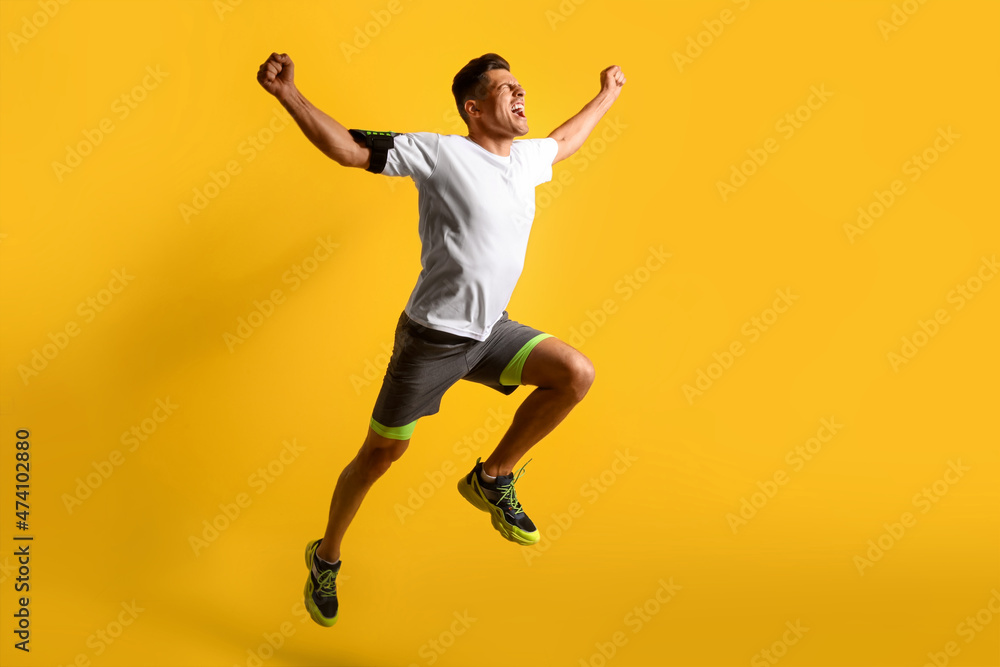 彩色背景的运动男跑步者