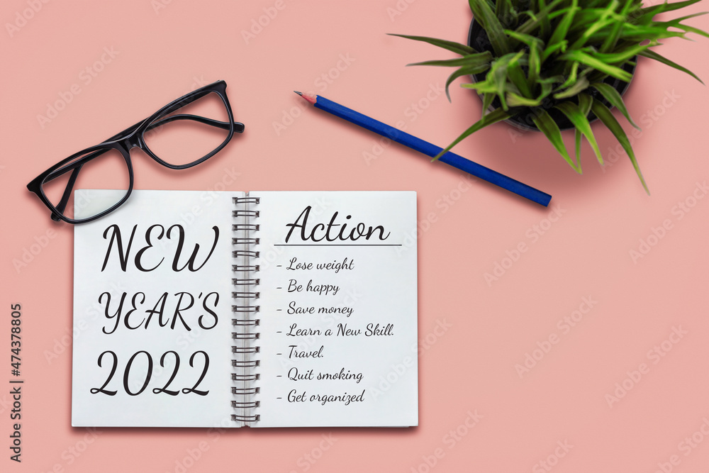 2022年新年快乐决议目标列表和计划设置-带笔记本的商务办公桌