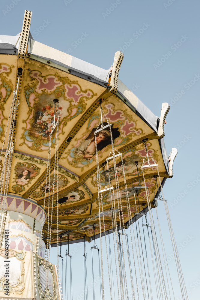 俄罗斯伏尔加格勒，天空背景下的游乐场嘉年华或游乐场中的链式旋转木马。