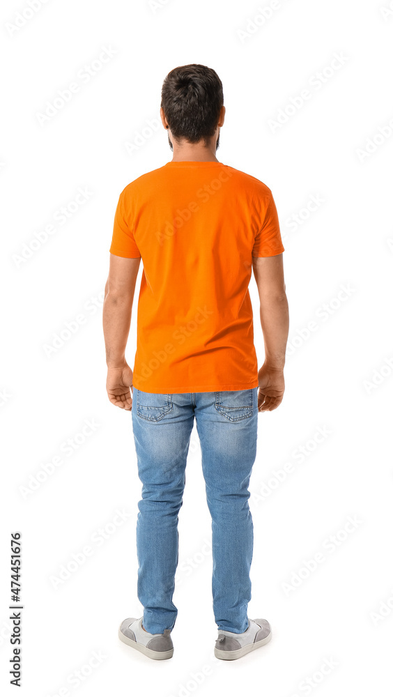 身穿白底亮橙色t恤的英俊男子