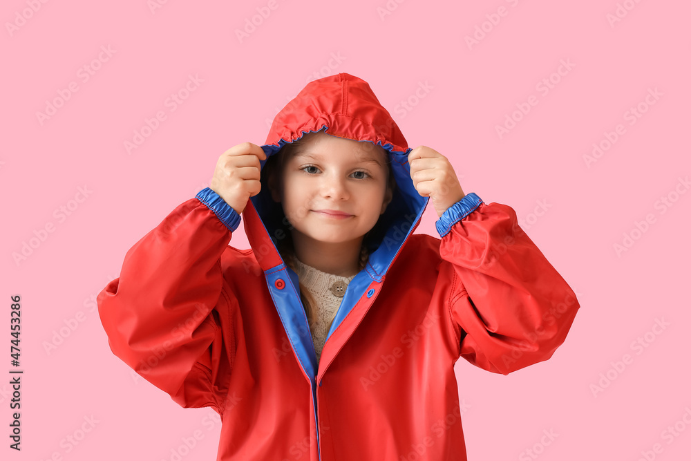 穿着彩色背景时尚雨衣的小女孩