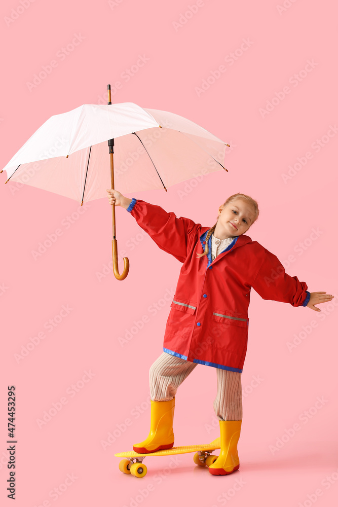穿着时尚雨衣的小女孩，颜色背景是雨伞和滑板