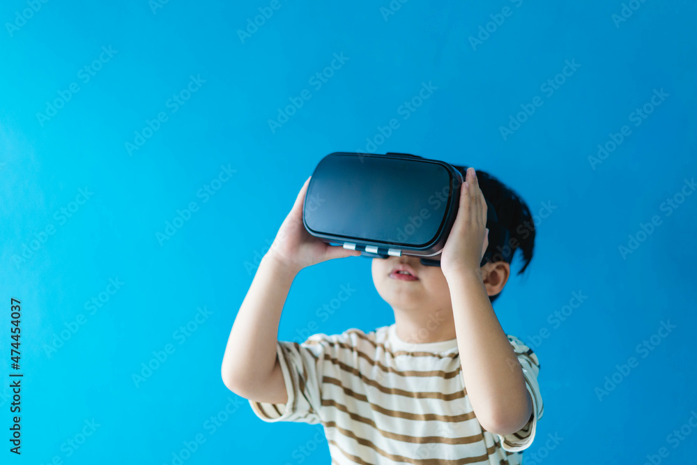 孩子-孩子-蹒跚学步的男孩在虚拟现实vr眼镜上玩游戏。未来数字技术。孩子todd