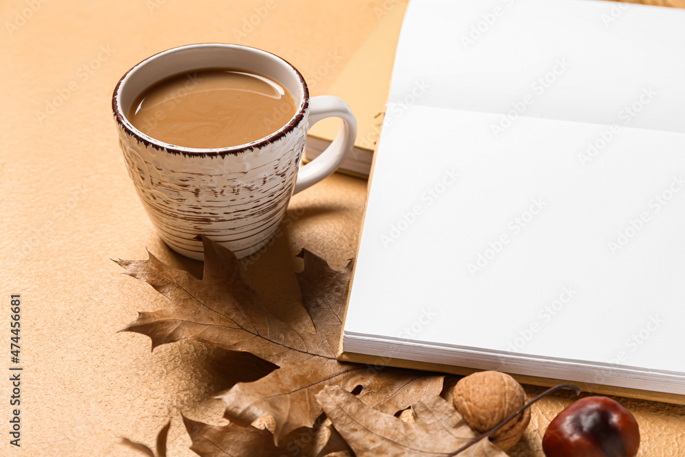 空白的书，一杯美味的咖啡，米色背景的秋季装饰